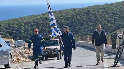 Χωρίς μαθητές η παρέλαση στη Γαύδο – Κράτησαν οι κάτοικοι τη σημαία [εικόνες]