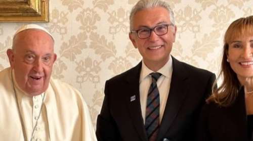 Θοδωρής Ρουσόπουλος - Μάρα Ζαχαρέα: Η συνάντηση με τον Πάπα Φραγκίσκο στο Βατικανό και το chic total black look της δημοσιογράφου