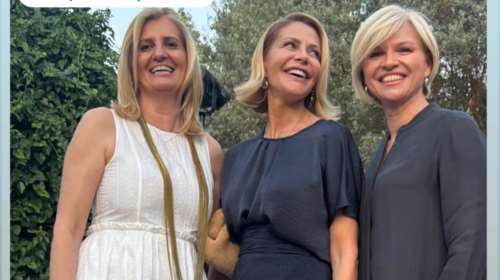 Τζένη Μπαλατσινού: Ποζάρει χαμογελαστή με τη σύζυγο του Κώστα Σκρέκα