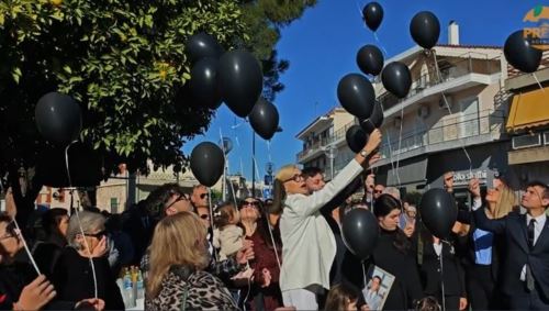Μάνδρα, 8 χρόνια από τις φονικές πλημμύρες: Συγκίνηση, οργή και μαύρα μπαλόνια στον ουρανό στο ετήσιο μνημόσυνο