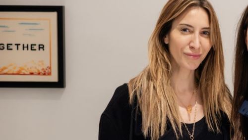 Σπάνια δημόσια εμφάνιση για την Κάθριν Εμπειρίκου - Κομψή σε εγκαίνια έκθεσης για καλό σκοπό