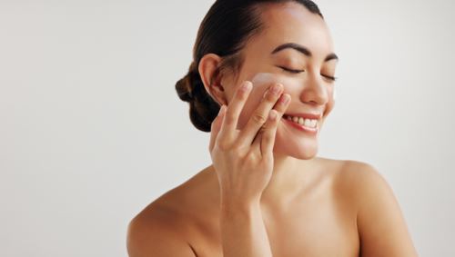 Αυτή η κρέμα ματιών κοστίζει λιγότερο από 6 ευρώ και ανανεώνει το βλέμμα στη στιγμή