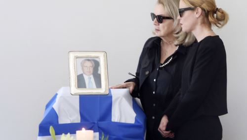 Αναστάσης Παπαληγούρας:  Θλίψη στην κηδεία του πρώην υπουργού της ΝΔ – Συντετριμμένη η κόρη του, Λένα