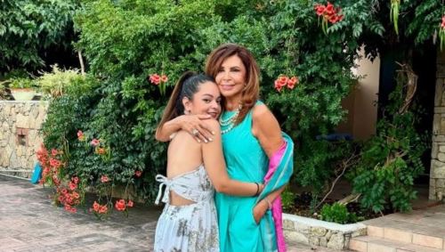 Η Μαριτίνα Ντενίση μαγειρεύει στην κουζίνα του σπιτιού της