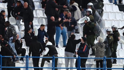 Χάος στη Νίκαια, μεγάλη ένταση στο Κηφισιά - ΟΦΗ: Παιδιά στις εξέδρες έβαλαν τα κλάματα [εικόνες]