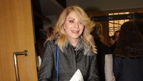 Αέρα από τα 70s για την Έλλη Στάη: Το κομψό και χειμερινό σύνολο της δημοσιογράφου