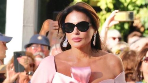 H Σήλια Κριθαριώτη με off shoulder δημιουργία στο πάρτι του Λέοντα Πατίτσα