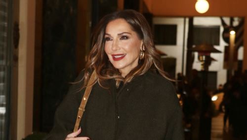 Λαμπερή και πανέμορφη η Βανδή σε θεατρική πρεμιέρα μαζί με τη φίλη της, Μαρία Καβογιάννη