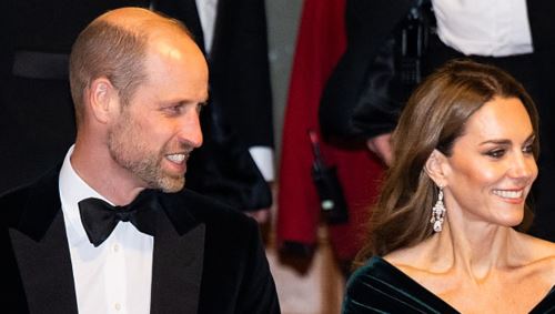 &quot;Φρενίτιδα&quot; με το πράσινο βελούδινο φόρεμα της Κέιτ Μίντλετον