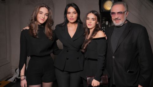 Σήλια Κριθαριώτη - Νίκος Τσάκος: Με τις δίδυμες κόρες τους σε μία ξεχωριστή στιγμή