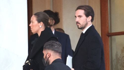 Διακριτική και κομψή η Νίνα Φλορ: Οι slingback γόβες της είναι η νούμερο ένα τάση