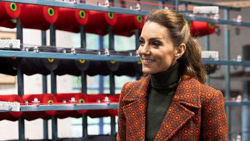 Με vintage μάλλινο παλτό η Κέιτ Μίντλετον στη νέα της εμφάνιση: Η απάντηση σε σχόλιο για την υγεία της