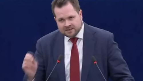 "Αντε γ@@ κ. πρόεδρε": Δανός ευρωβουλευτής "τα χώνει" στον Τραμπ για τη Γροιλανδία [βίντεο]