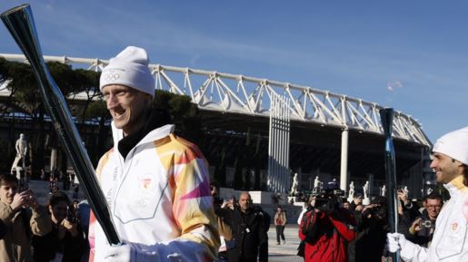 Ολυμπιονίκης της ζωής: Ο Ακίλε Πολονάρα λαμπαδηδρόμος των Χειμερινών Αγώνων - Σηκώθηκε από το αμαξίδιο [βίντεο]