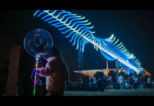 Στις Τζιτζιφιές, παίζει ένα μοναδικό Φεστιβάλ Φωτιστικών Εγκαταστάσεων που εντυπωσιάζει