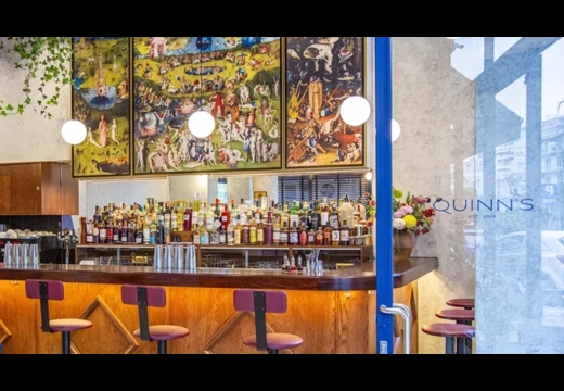 Όλοι πάνε για ποτό στο πλάι της Μιχαλακοπούλου: Γιατί το Quinn's έχει τέτοιο σουξέ