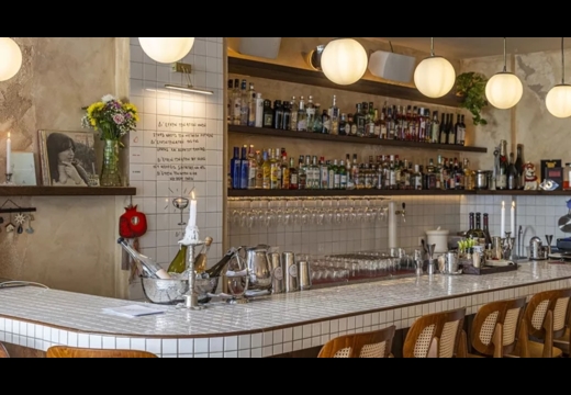 Έξω από το Πρώτο Νεκροταφείο, υπάρχει ένα από τα πιο κουλ νέα μπαρ της Αθήνας