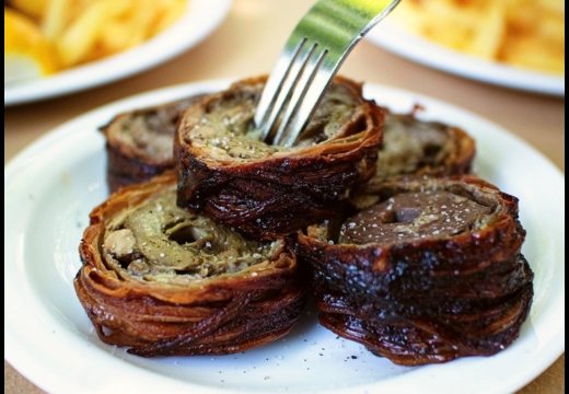 Για κοκορέτσι και άλλες ρουστίκ λιχουδιές σε μια ταβέρνα-έκπληξη στους Θρακομακεδόνες