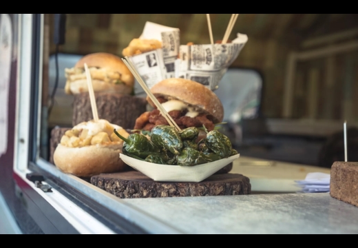 Πίτσα και κρασιά, burgers και cocktails, Χρυσοσκουφάτα guests και μουσικές: Τα φεστιβάλ γεύσης στην Αθήνα για αυτό το φθινόπωρο