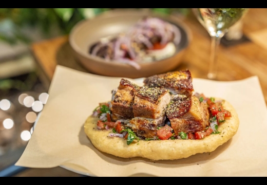 Γι' αυτήν τη γουρουνοπούλα πάνε όλοι στον Χολαργό