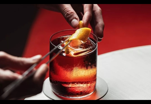 Ψύχωση με το γλυκόπικρο cocktail της εποχής: Γιατί όλοι πια πίνουν Negroni;
