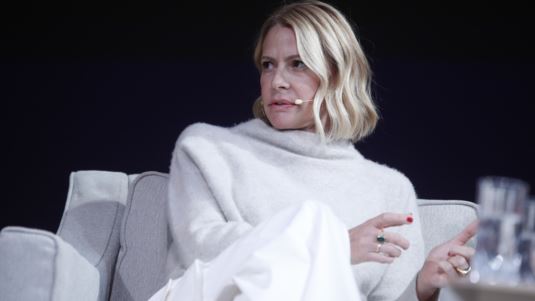 Μπαλατσινού: Ο γιος της στέκεται μπροστά στους κουραμπιέδες και τα μελομακάρονα, μην ξέροντας τι να διαλέξει