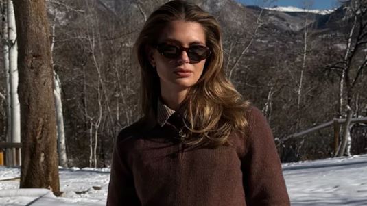 Η Αμαλία Κωστοπούλου φόρεσε τη vintage γούνα της μητέρας της, υιοθετώντας τη σημαντικότερη συμβουλή μόδας