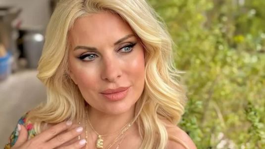 Ελένη Μενεγάκη: Με λευκή couture δημιουργία αγκαλιά με τον Σάκη Ρουβά