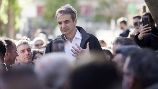 Μητσοτάκης: Selfies και συζητήσεις με πολίτες στο Μοσχάτο - Τους πειραματισμούς με τον λαϊκισμό η χώρα τους πλήρωσε ακριβά