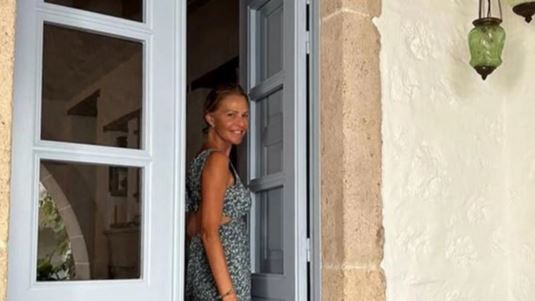 Η Τζένη Μπαλατσινού με ολόσωμο ριγέ μαγιό σε παραλία της Πάτμου