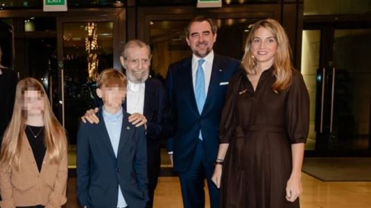 Χρυσή Βαρδινογιάννη: Με τον πατέρα της και τα παιδιά της στο Μέγαρο Μουσικής - Δίπλα της ο Νικόλαος Ντε Γκρες