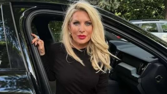 Η εγκυμονούσα Ελένη Μενεγάκη αγκαλιά με τη Βίκυ Καγιά πριν από 18 χρόνια