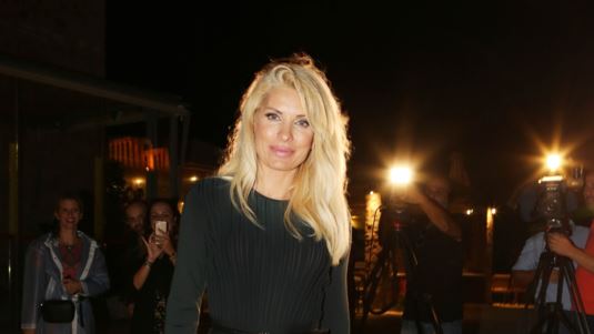 Η Ελένη Μενεγάκη σε ρόλο αεροσυνοδού σε βίντεο κλιπ του Αντύπα στα 90s