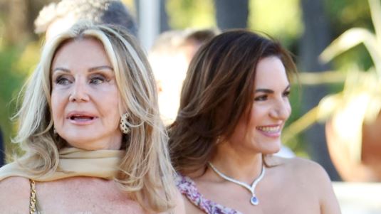 Ολγα Κεφαλογιάννη και Αγάπη Πολίτη, κομψές σε θεατρική πρεμιέρα