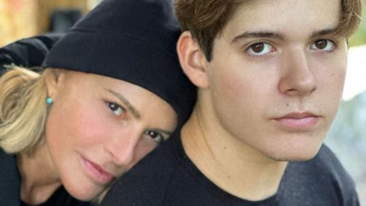 Ο Μάξιμος Κωστόπουλος στην κουζίνα της μητέρας του - Σπάνιο οικογενειακό κλικ