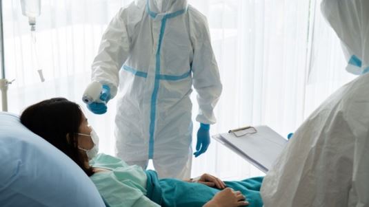 Παγκόσμιος συναγερμός για τον επικίνδυνο ιό Nipah: Τι γνωρίζουμε μέχρι τώρα και πώς μεταδίδεται στους ανθρώπους