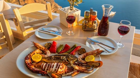 Ούτε Αθήνα, ούτε Θεσσαλονίκη: Η πόλη που είναι ανάμεσα στους 16 καλύτερους γαστρονομικούς προορισμούς της Ευρώπης