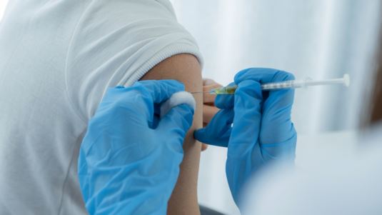 Γρίπη: Πόσο μας προστατεύει το εμβόλιο από το νέο "στέλεχος Κ" που σαρώνει - Ποιοι κινδυνεύουν περισσότερο