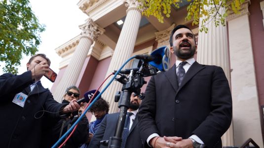 Ο Τραμπ απειλεί να κόψει την χρηματοδότηση στη Νέα Υόρκη αν εκλεγεί δήμαρχος ο Μαμντάνι: "Είναι κομμουνιστής"