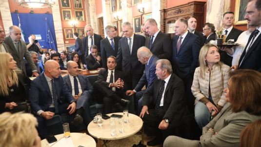 Μητσοτάκης σε βουλευτές ΝΔ: Μετά το Πάσχα του 2027 οι εκλογές – Το θέμα είναι ποιος θα &quot;σουβλιστεί&quot;