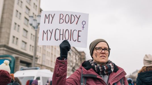 Η Διεθνής Αμνηστία προειδοποιεί: Το δικαίωμα στην άμβλωση απειλείται στην Ευρώπη