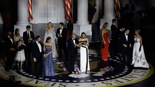 Πόσα εκατομμύρια έχει κερδίσει κάθε μέλος της οικογένειας Τραμπ λόγω της προεδρίας του