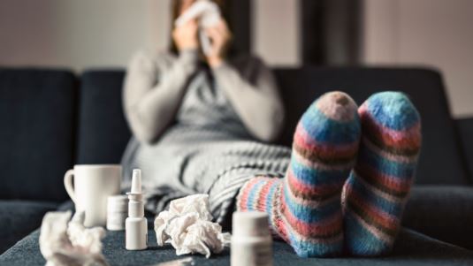 Γρίπη, ίωση ή Covid; - Πώς θα ξεχωρίσουμε τα συμπτώματα φέτος - Η σημασία του τεστ