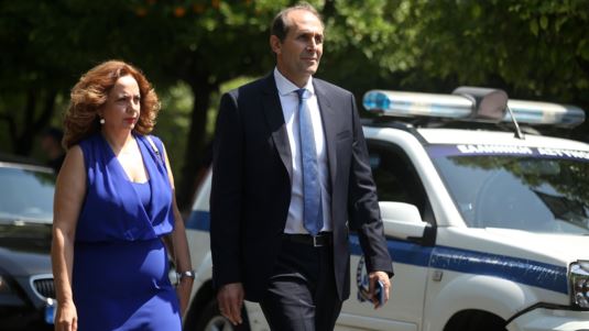 Απόστολος Βεσυρόπουλος: Η πολιτική σταδιοδρομία, ο γάμος, τα δύο του παιδιά και η τελευταία ανάρτηση