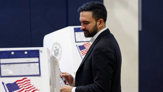 Νέα Υόρκη: Ο Τραμπ θέλει να φρενάρει τον "κομμουνιστή" Μαμντάνι - "Όποιος Εβραίος τον ψηφίσει, είναι χαζός"