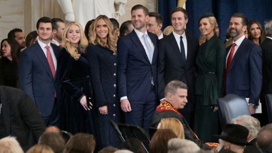 Τραμπ: Δείτε πόσα εκατομμύρια έχει κερδίσει κάθε μέλος της οικογένειας χάρη στην προεδρία του