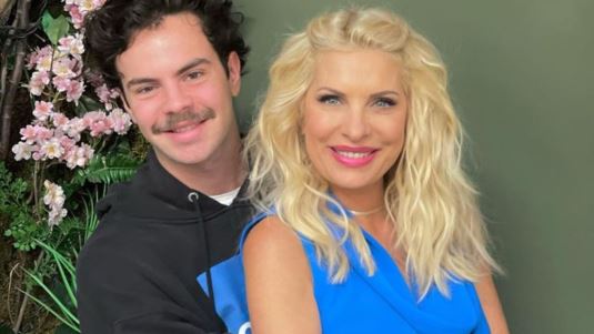 Ο Άγγελος Λάτσιος φωτογραφίζεται στο σπίτι του στα Μελίσσια