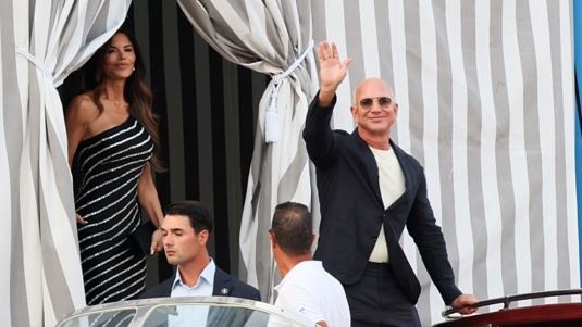 Οι πρώτες αφίξεις καλεσμένων για τον... υπερχλιδάτο γάμο του Τζεφ Μπέζος και της Λόρεν Σάντσεζ στη Βενετία