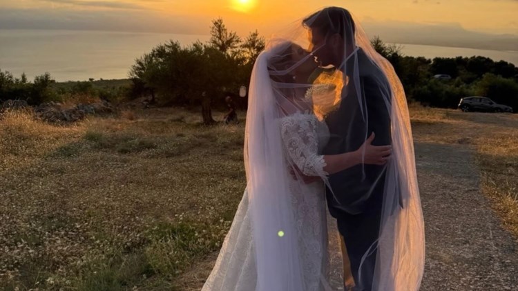 Δανάη Μπάρκα: Η πρώτη της ανάρτηση ως σύζυγος του Φάνη Μπότση - "Η πιο  όμορφη υπόσχεση"