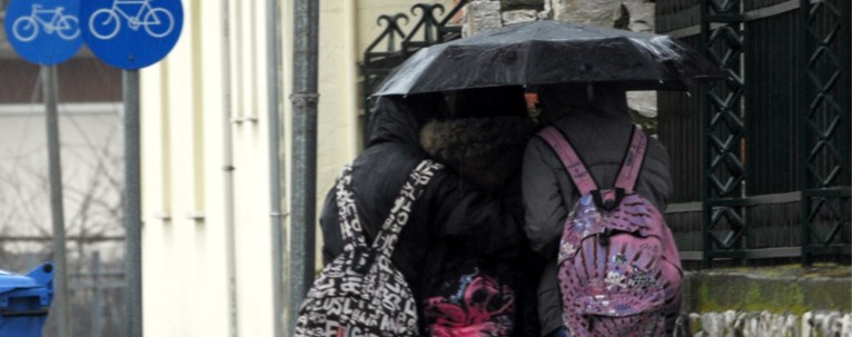 σχολειο βροχη παιδια